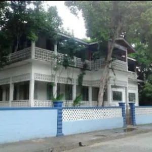 pearls-guest-house.comcaribbean.com/
